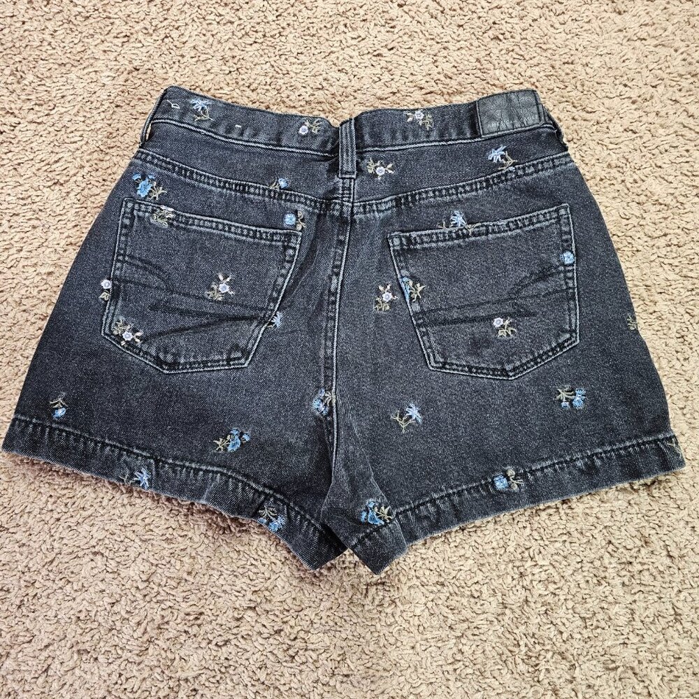 American Eagle Jean Shorts Womens 2 Black Mom Short Floral Embroidered Denim - Picture 2 of 9